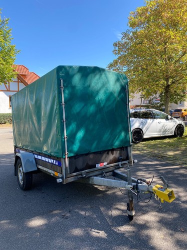 Geneigter autoanhänger mit - geneigter,